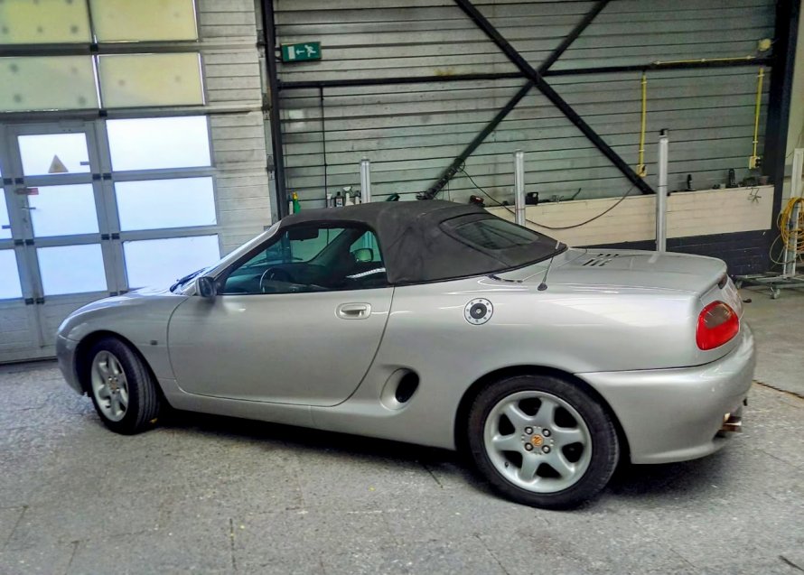 MG F; ready (even wat plekjes weg laten werken)