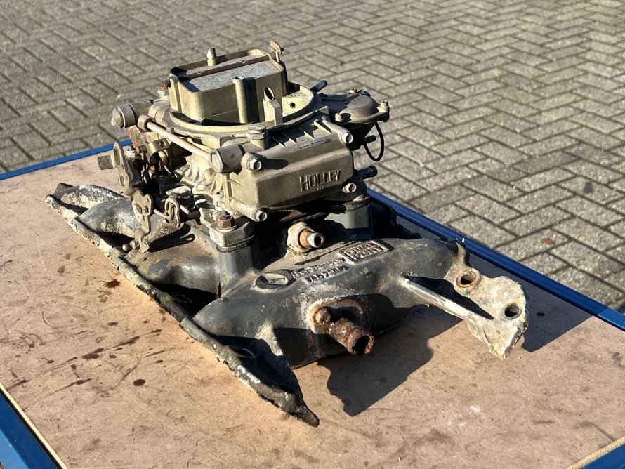 P6 ; Offenhauser met Holley set binnen