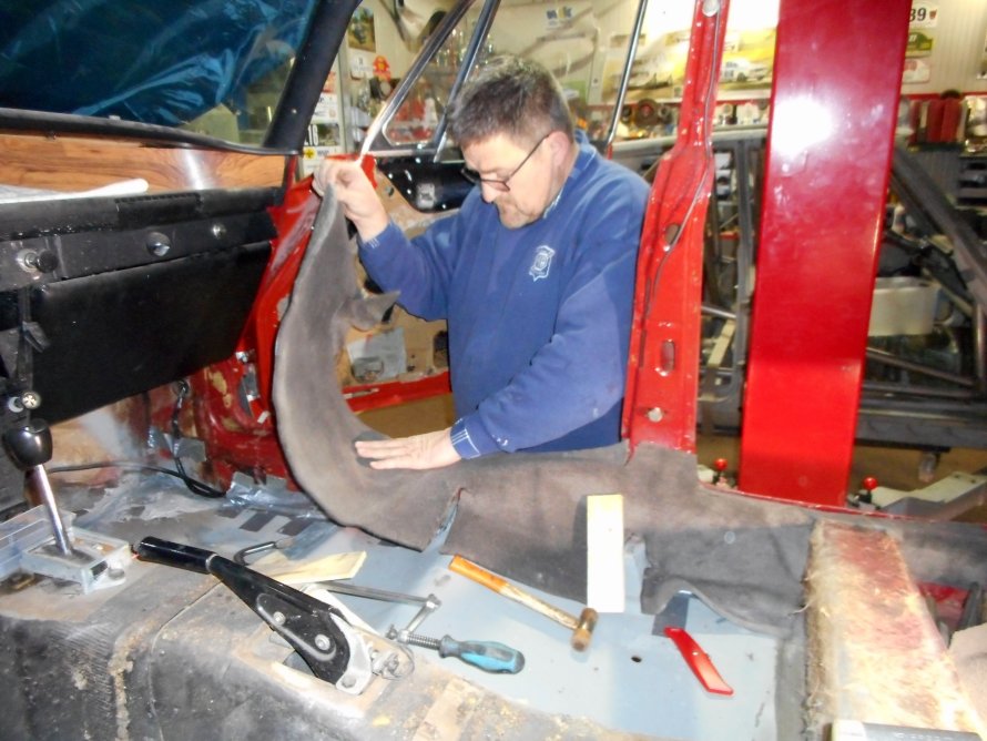 09-12-2014 "Han begint met de nieuwe tapijtset"