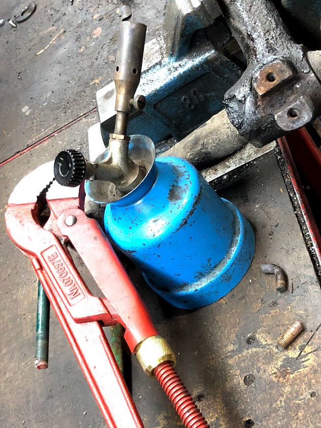 Demontage "torsiestang" na 45 jaar, altijd lastig !