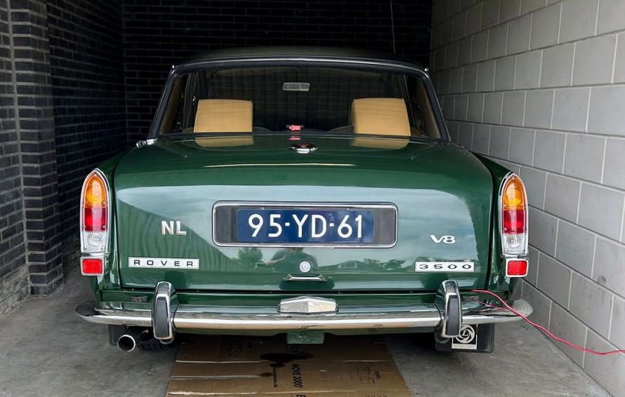 Rover P6B; kofferklep met reservewiel houder in kleur gespoten .....